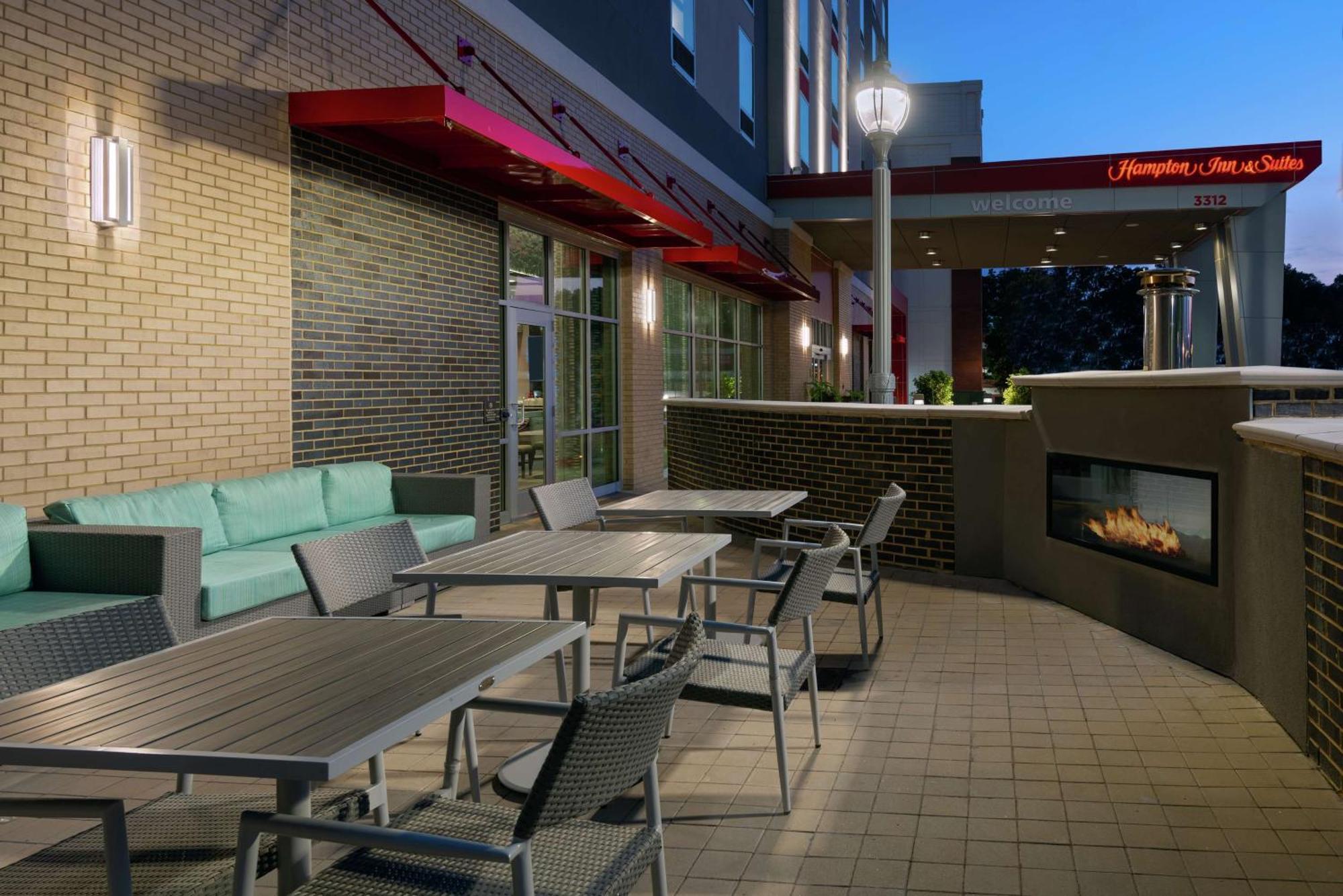 Hampton Inn & Suites Atlanta Buckhead Place Exterior photo